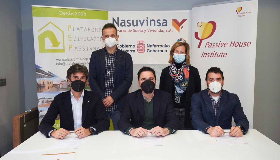Firma del convenio de colaboracin entre Nasuvinsa, Plataforma de Edificacin Passivhaus y Passive House Institute