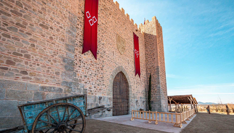 Las fachadas de este castillo alcanzan una altura de 20 metros y representan fielmente las construcciones medievales espaolas de los siglos XI y XII...