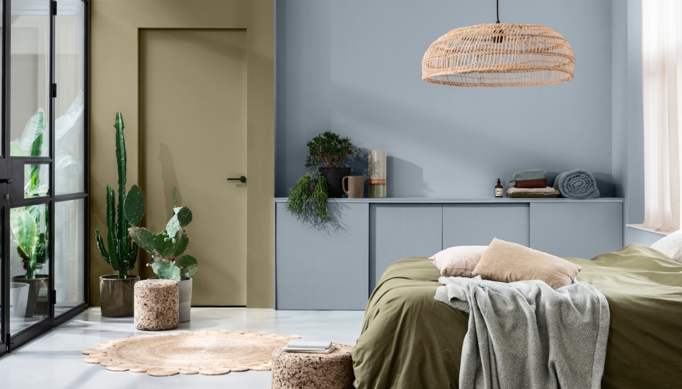 Elegir tonos verdes terrosos y mezclarlos con azules puede proporcionar un entorno relajante en habitaciones como el dormitorio...