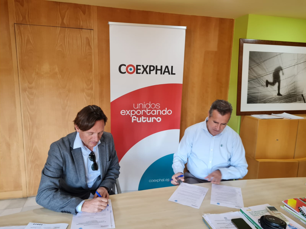 Firma del acuerdo de colaboracin entre COEXPHAL y ECCO2