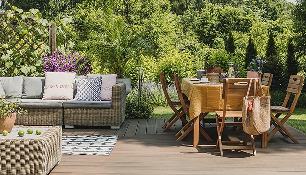 15 Muebles de exterior sostenibles para tu jardín ecológico