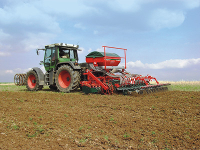 The seeder Terradrill prepares the bed of planting and deposit the seeds at the same time