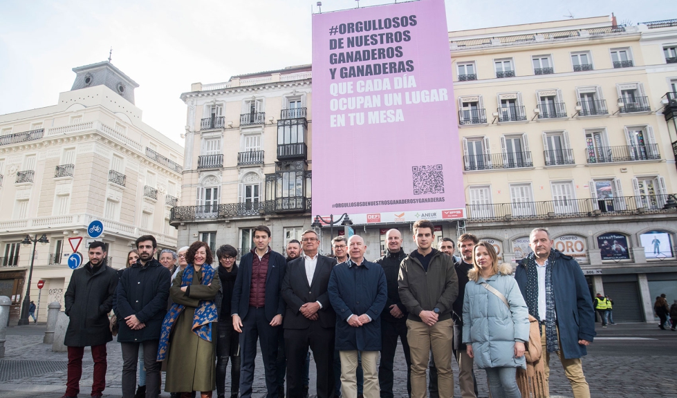 Foto de familia de Interporc, delante de la lona desplegada en la Puerta del Sol