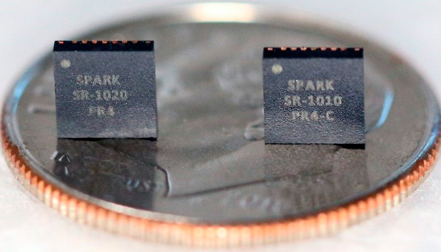 Una comparacin de tamao de la familia IC SR1000 UWB de SPARK Microsystems...