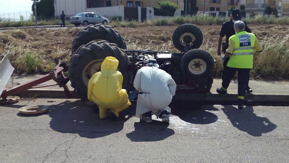 Accidente de trfico por vuelco de un tractor en Valdepeas (Ciudad Real). Foto: Polica Local