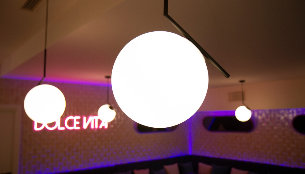 Las luminarias suspendidas en el techo en forma de esfera de Ineslam, elegidas por 118 Studio, aportan un toque retro al local...