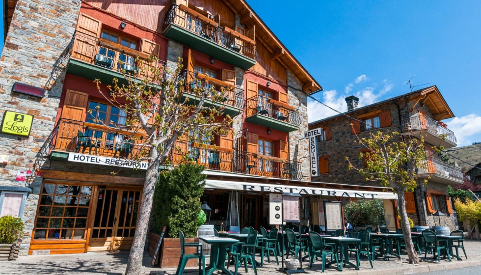 El Hotel Esquirol, cerca de la bodega, es uno de los lugares donde pueden catarse los vinos de Llivins