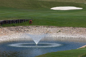 Vista del lago de un campo de golf regado por Acosol