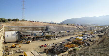 La tuneladora EPB empleada en las obras tiene una longitud total de 120 metros, un peso en la cabeza de corte de 620 toneladas...