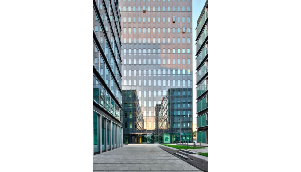 En la fachada se emple el vidrio de control solar Ipasol Ultraselect 62/29, de AGC, muy apropiado para edificios de oficinas...