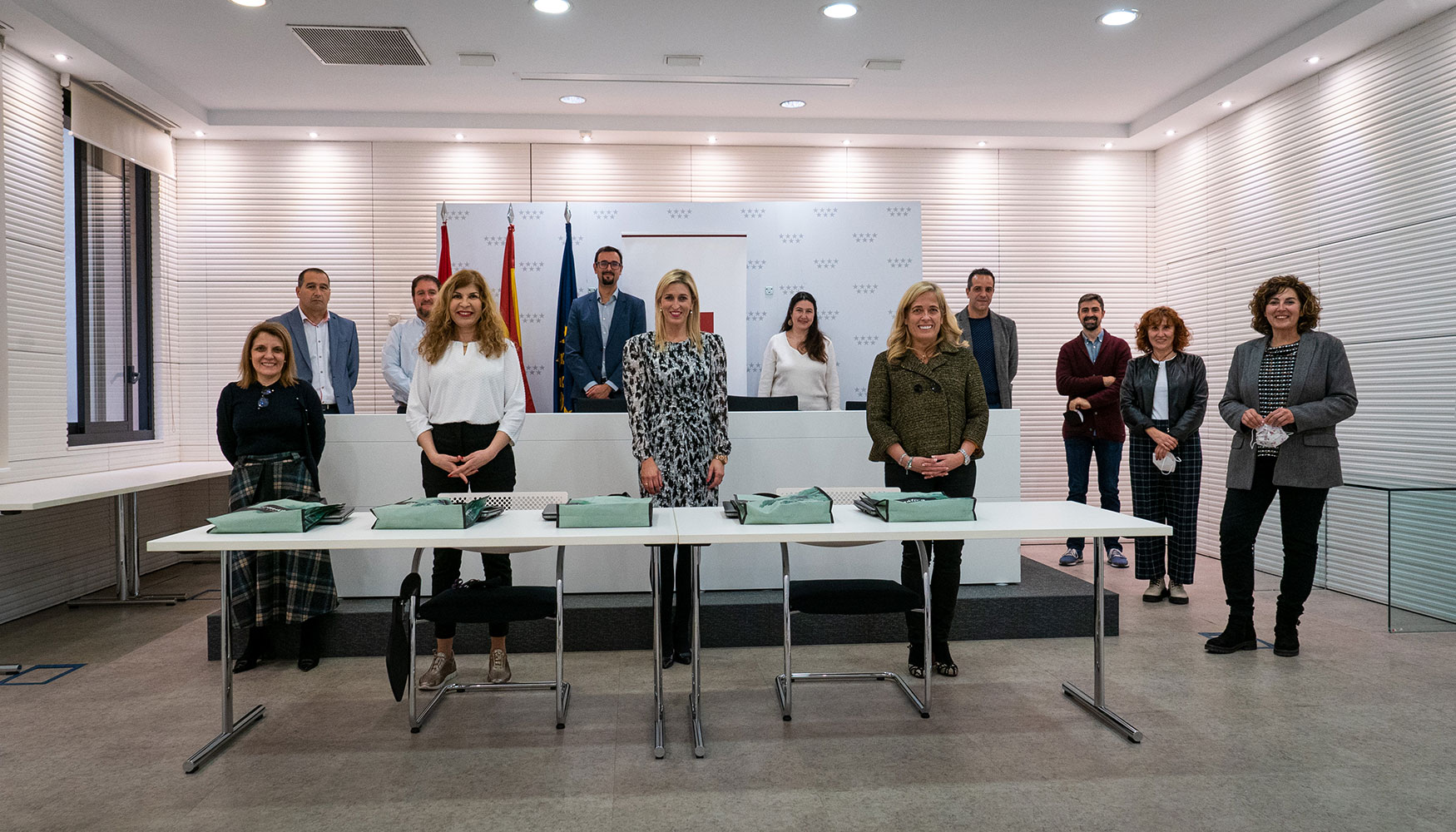 Foto de grupo de los asistentes al acto simblico de entrega de los equipos