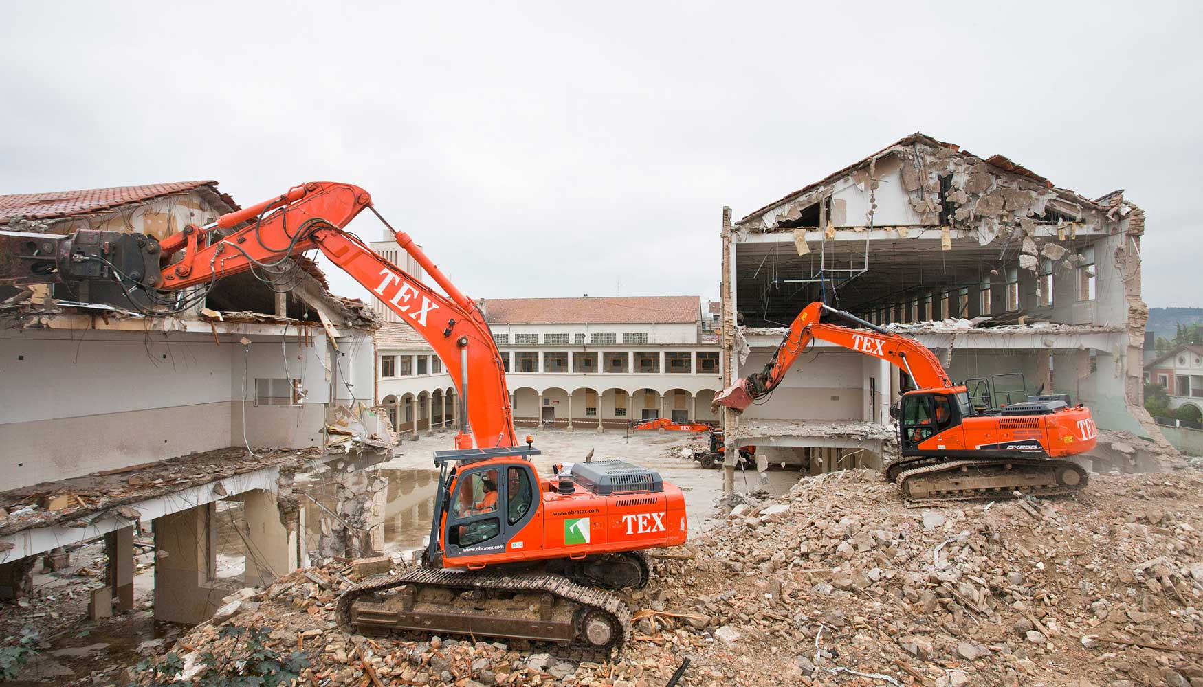 Trabajos de demolicin del Colegio de los Salesianos en Pamplona