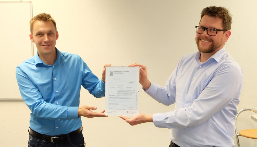 Primer certificado UKCA para Schmersal: Jrg Eisold (izquierda), Grupo Schmersal, y Gebhard Bouwer, certificador TUV Rheinland UK Ltd...