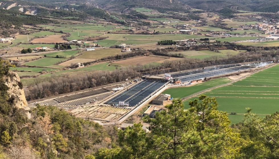 La planta de Pirinea en Peramola (Lleida) est en un entorno privilegiado, el lado del ro Segre y en la falda de los Pirineos...