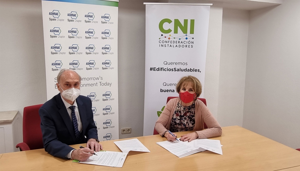 Jess de Lara, presidente de Ashrae Spain Chapter y Blanca Gmez, directora de CNI, tras la firma del acuerdo