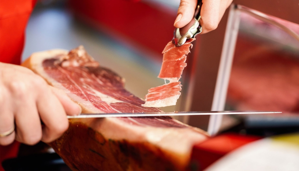 El incremento de la materia grasa infiltrada en la musculatura del cerdo aporta un mejor aroma, ligereza y textura a su carne...