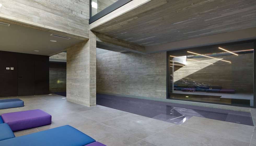 La vivienda cuenta con una piscina interior, cuyas lneas transparentes contribuyen a iluminar, de forma natural, la estancia. Foto: Jordi Miralles...
