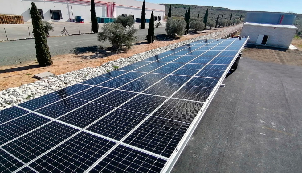 En el aparcamiento se han diseado unas marquesinas fotovoltaicas con 1.491 mdulos y potencia total de 663,49 kWp
