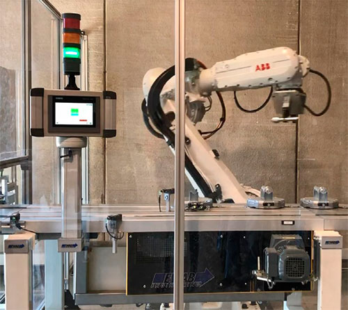 Lnea automatizada: Conveyor abatible y robot para manipulacin de piezas