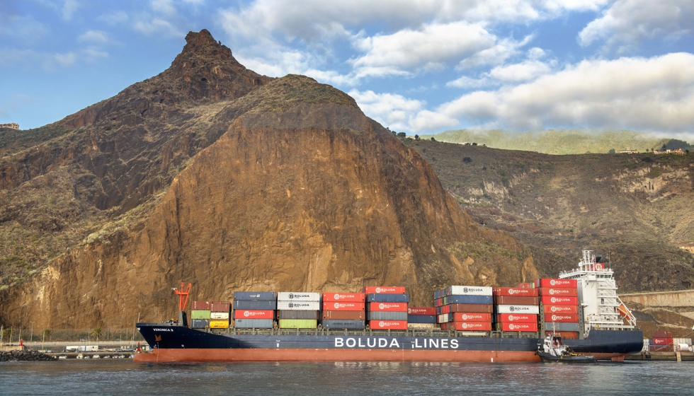 El buque portacontenedores Ver�nica B atracado en el puerto de Santa Cruz de La Palma durante una operativa del servicio Daily Canarias...