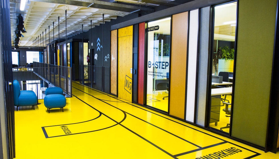 El amarillo del pavimento es uno de los elementos ms destacables de este espacio de coworking, diseado por 118 Studio...