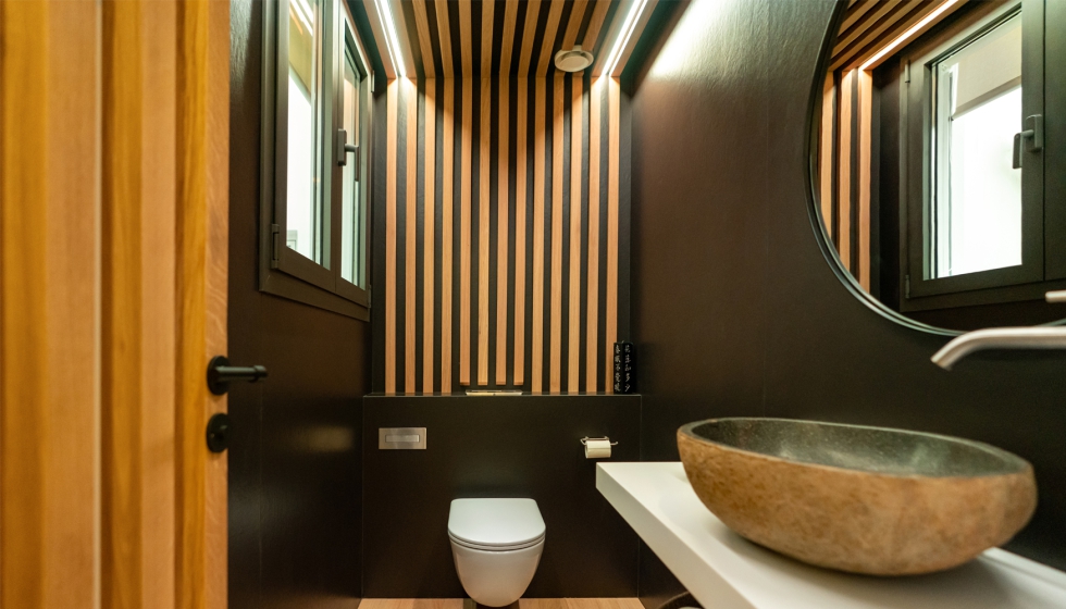 En el ba�o se ha combinado a la perfecci�n la sofisticaci�n del negro con la calidez de la madera. Foto: Car�cter Photo