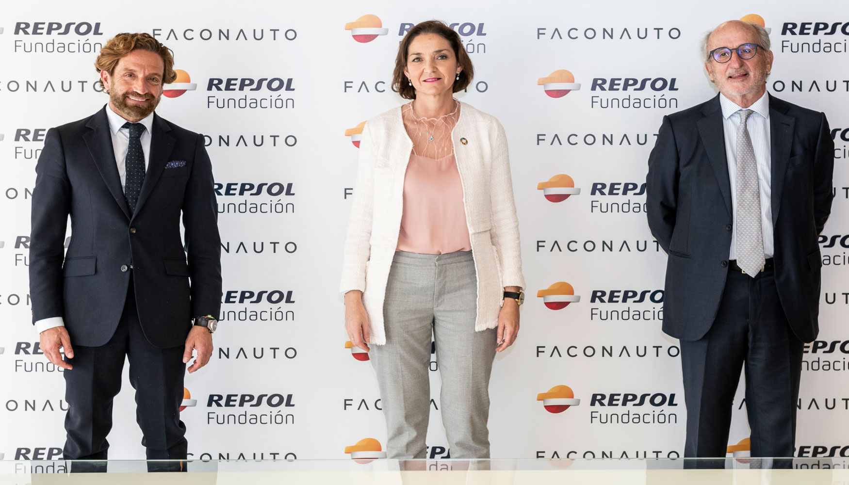 En el acto de firma del acuerdo estuvo presente la ministra de Industria, Comercio y Turismo, Reyes Maroto