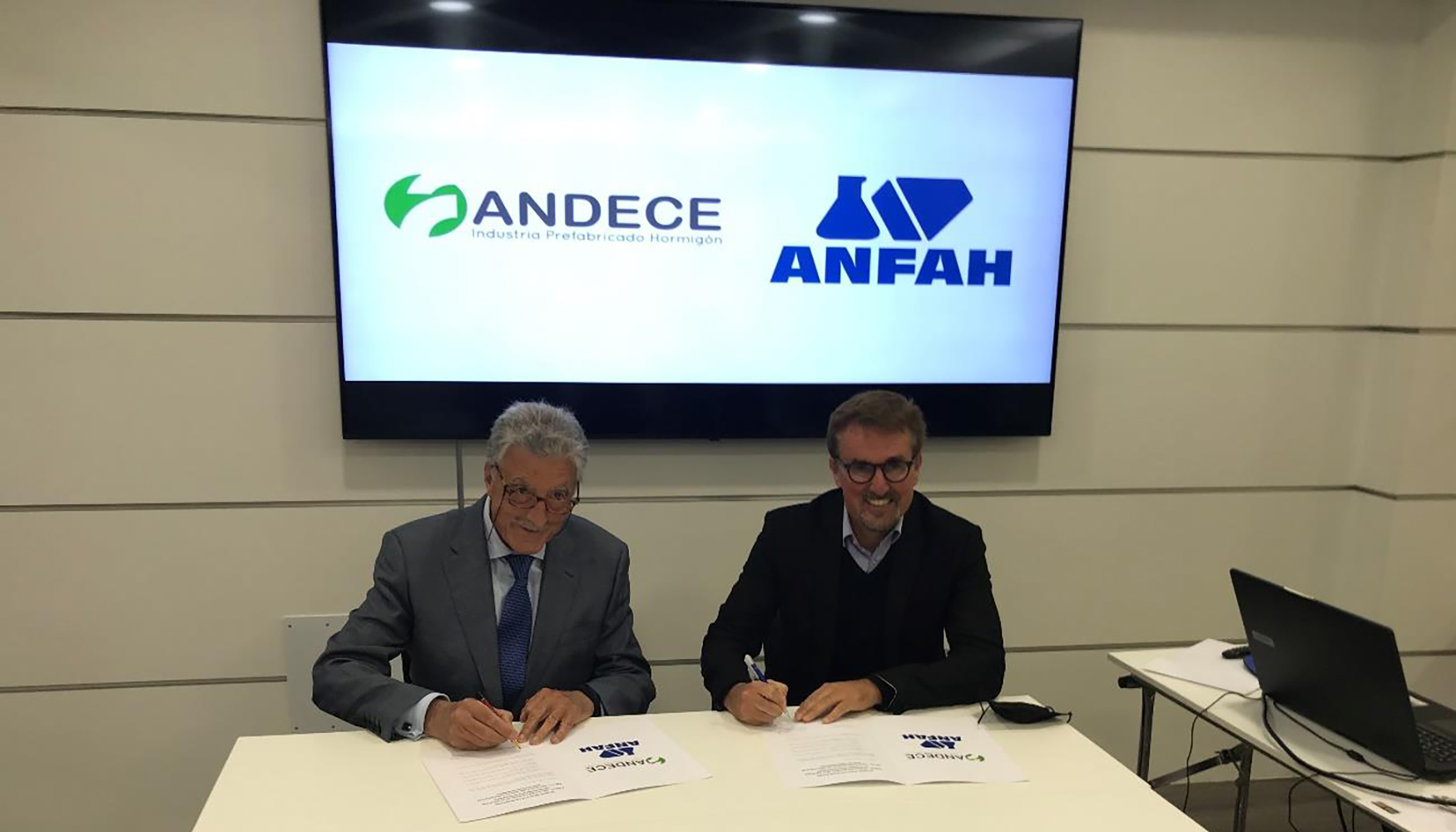 Firma del acuerdo entre los dos presidentes, Manuel Aguado, de Andece, y Andreas Fleishhauer, de Anfah