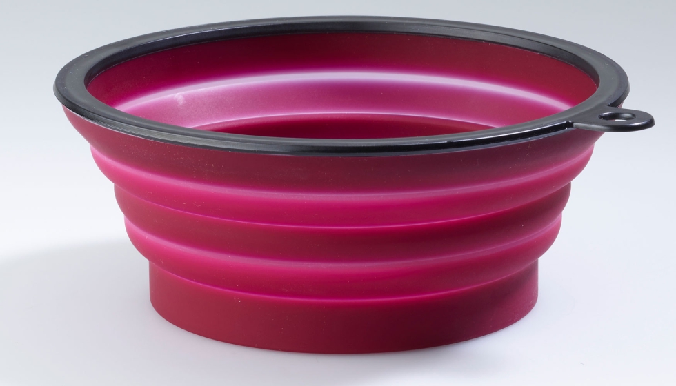 Para fabricar un vaso plegable, el componente de LSR se inyecta en un anillo termoplstico (negro)