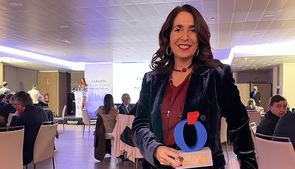 La directora general de Selena Iberia - Quilosa, con el Premio Madrid Futuro