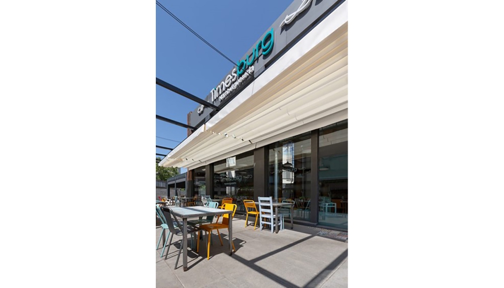 La terraza exterior de la hamburguesera Timesburg, en el centro de Madrid, ha instalado los toldos Aneas 80x80, de Saxun...