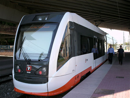 Un tren-tram espera en la estacin de Lucentum de Alicante