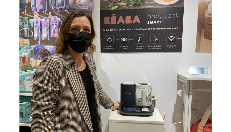 Marie Lavollee, directora de la filial de Espaa y Portugal de Baba, junto al nuevo modelo de Babycook Smart