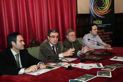 Momento de la firma del convenio entre el director de Incasl, Miquel Bonilla, el alcalde de Lleida, ngel Ros...