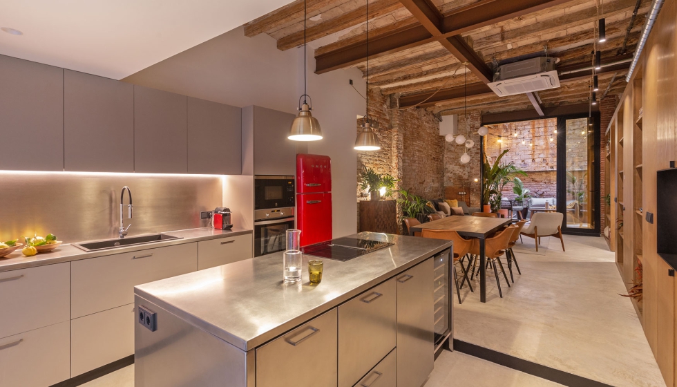 La cocina, en gris y acero inoxidable, mantiene el carcter industrial de la residencia. Foto: Sandra Rojo...