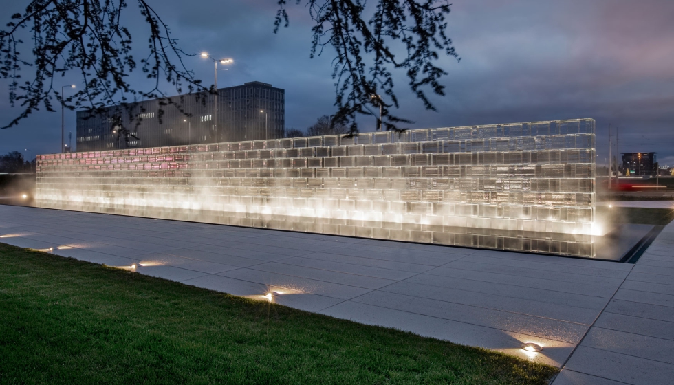 El Muro de Luz rinde homenaje a un monumento de ladrillo dedicado a los cados por la patria...