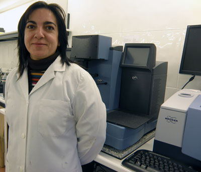 Virtudes Navarro Ban, responsable del rea de Materiales Adhesivos y Polmeros de Cetem, en su laboratorio