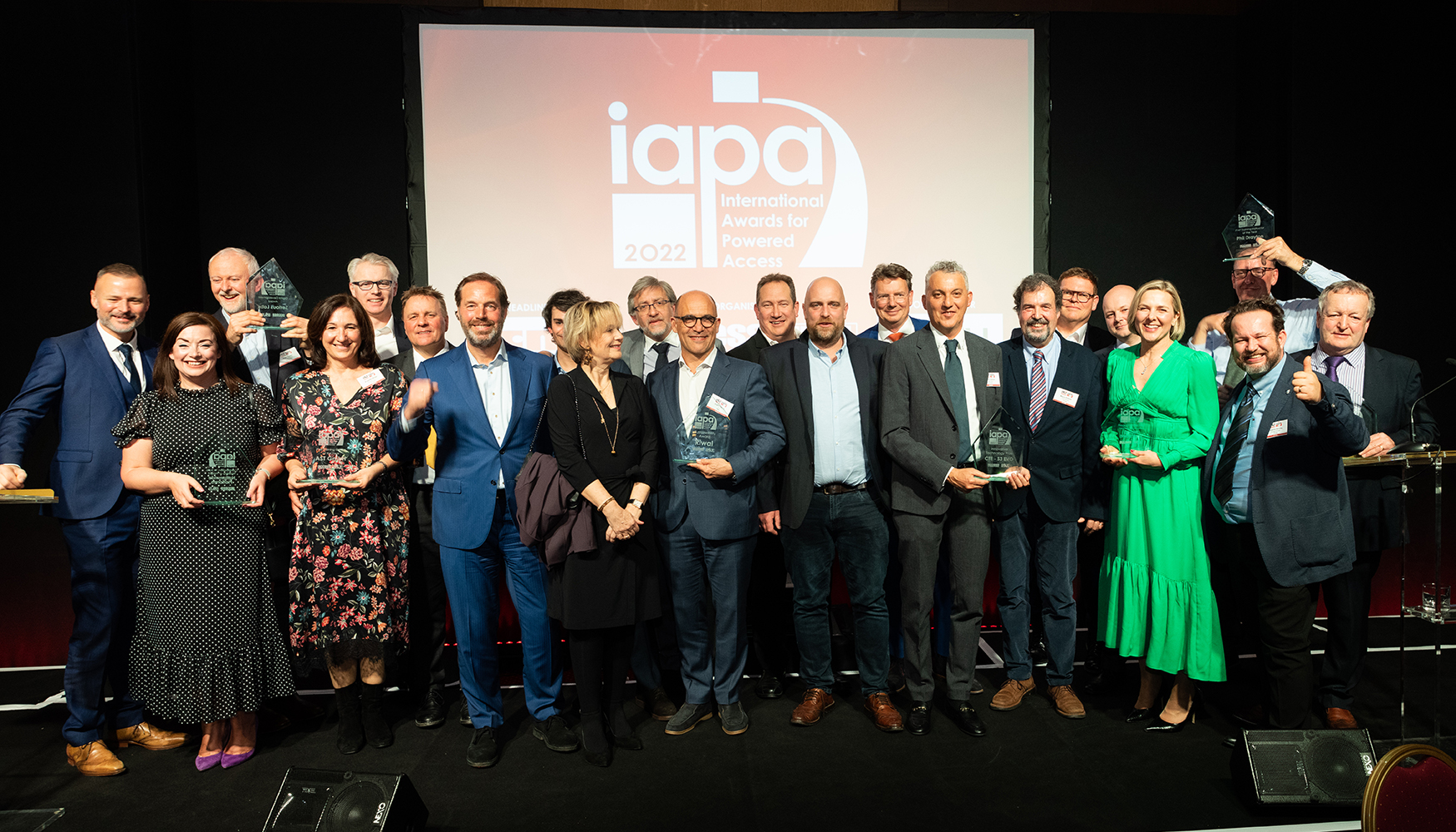 Foto de familia con todos los galardonados en los Premios IAPA 2022