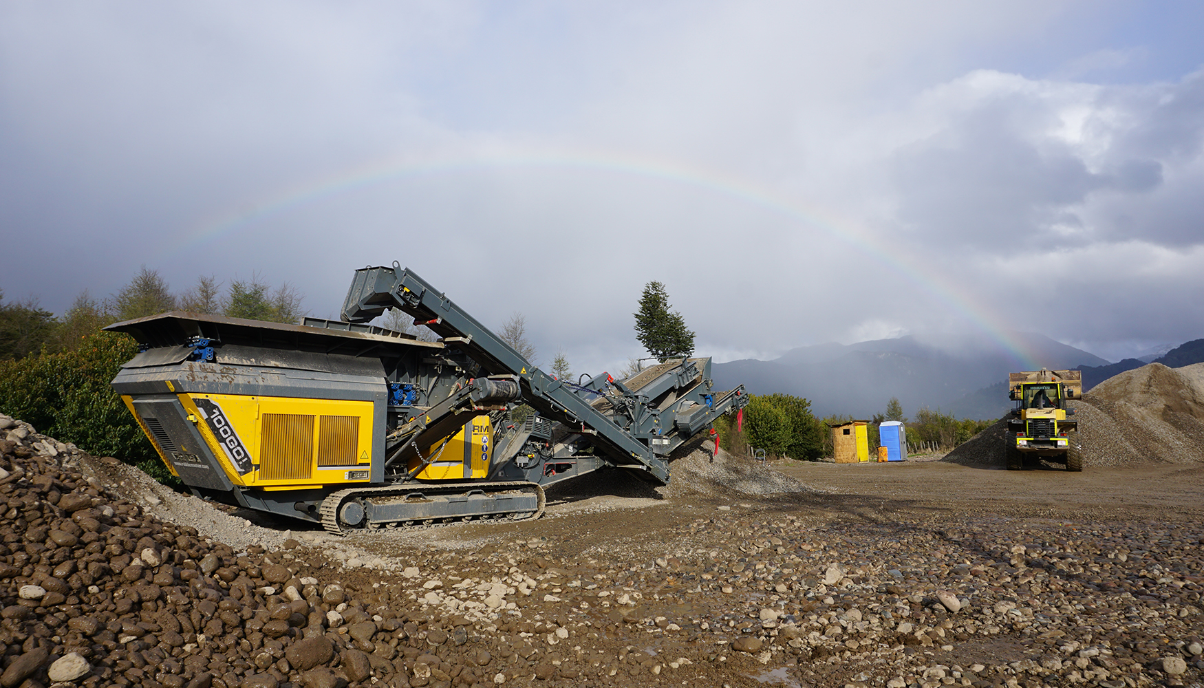 A primeira tarefa do RM 100GO! era esmagar uma rocha de rio de 30 cm/12 polegadas at� menos de 4 cm/1,5 polegadas