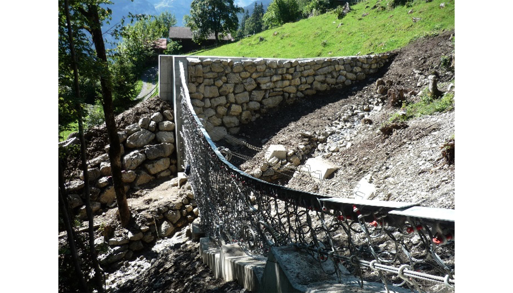 Fig. 15. Barrera de flujo de detritos en Isenfluh, Suiza, sobre un ncleo poblacional. La margen exterior del cauce se reforz con un muro de roca...