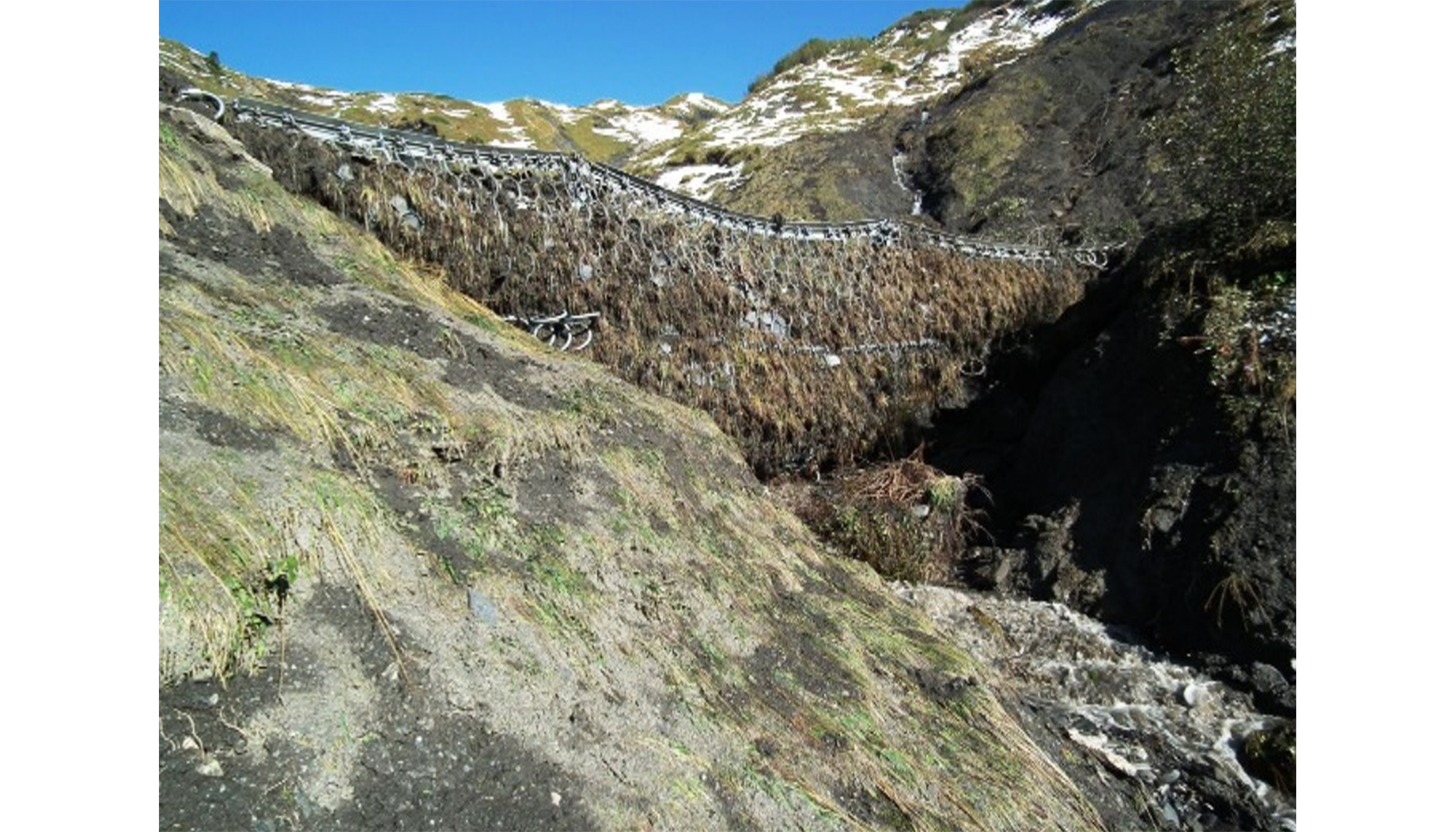 Fig. 16. Once barreras de proteccin contra flujo de detritos, rellenadas con xito en Hasliberg, Suiza