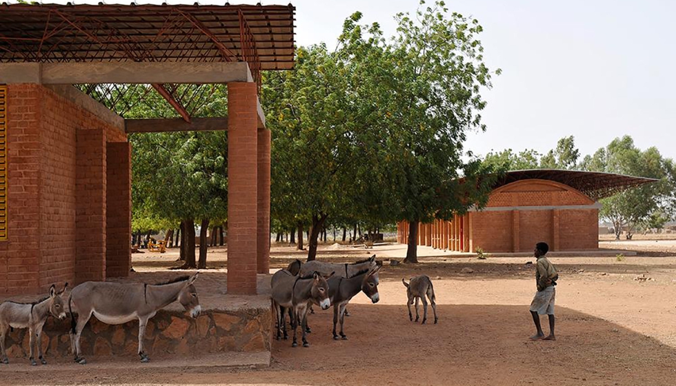 Imagen de la Escuela de Primaria de Gando, donde convergen las ideolog�as forjadas por K�r�...