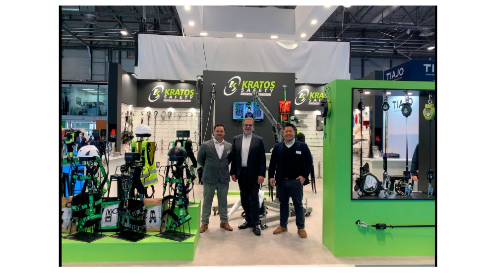 De izq. a dcha.: Daniel García Añover, Jean-Paul Coudert y Stéphane Law-Tive en su stand de Sicur 2022 De izq. a dcha.: Daniel García Añover, Jean-Paul Coudert y Stéphane Law-Tive en su stand de Sicur 2022