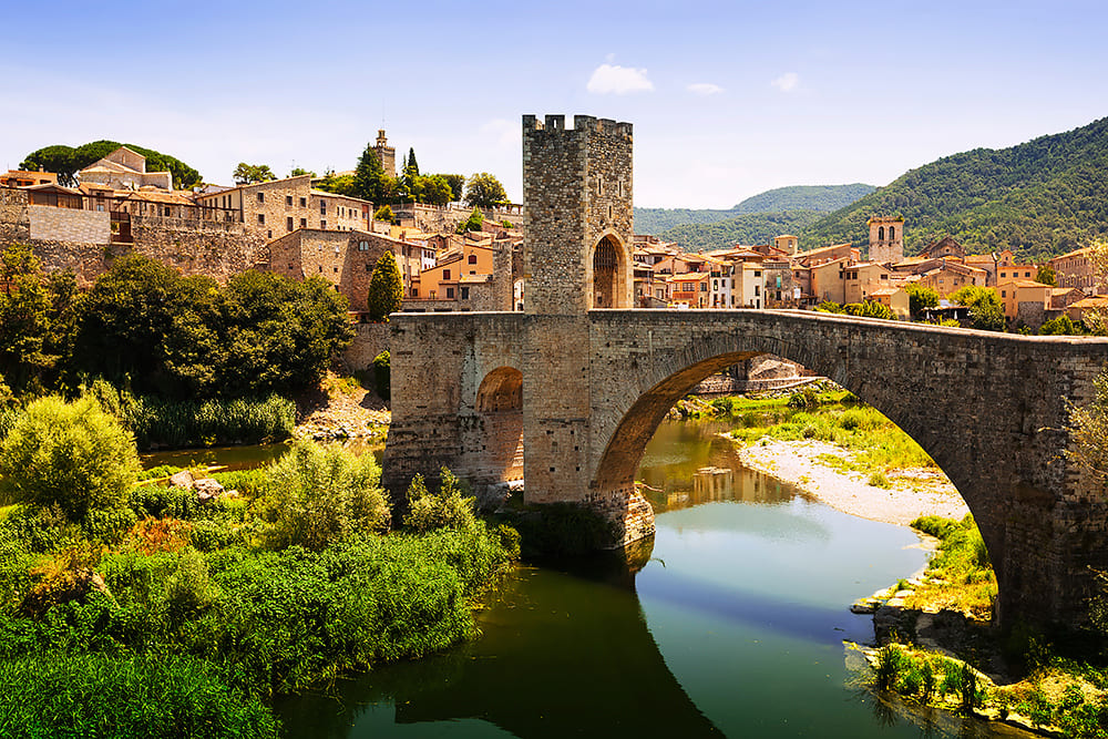 La Garrotxa abarca una comarca que comprende terrenos protegidos, zonas urbanas e industria