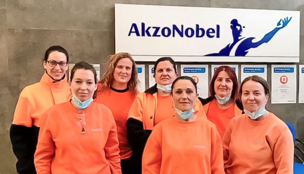 Grupo de mujeres parte del equipo de Vilafranca, uno de los centros de produccin de AkzoNobel en Espaa