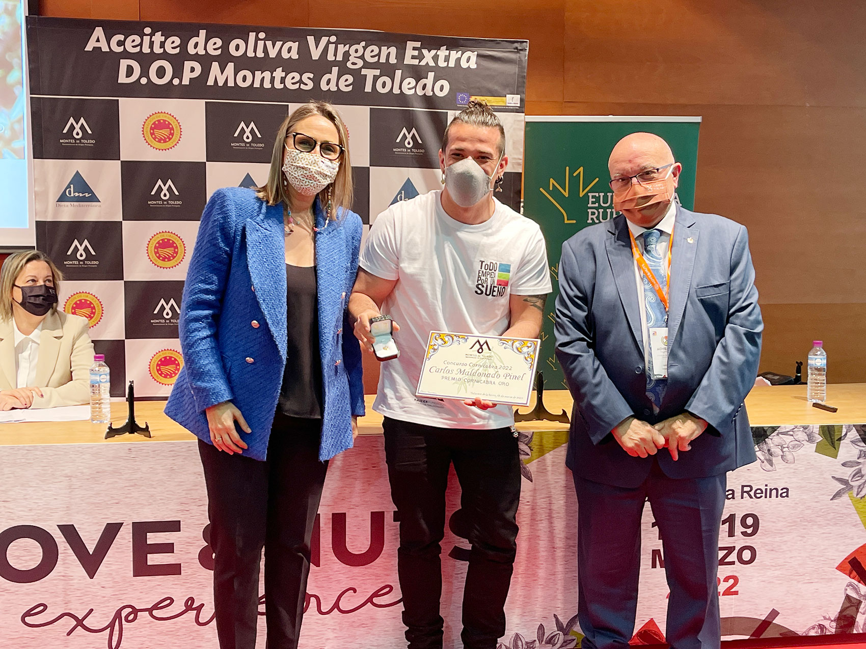 El chef Carlos Maldonado (centro), recibido el Premio Cornicabra de Oro