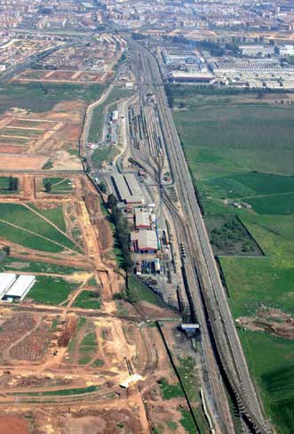 El engranaje con la red ferroviaria es directo y est garantizado gracias a la terminal de mercancas de Adif colindante a este centro logstico...