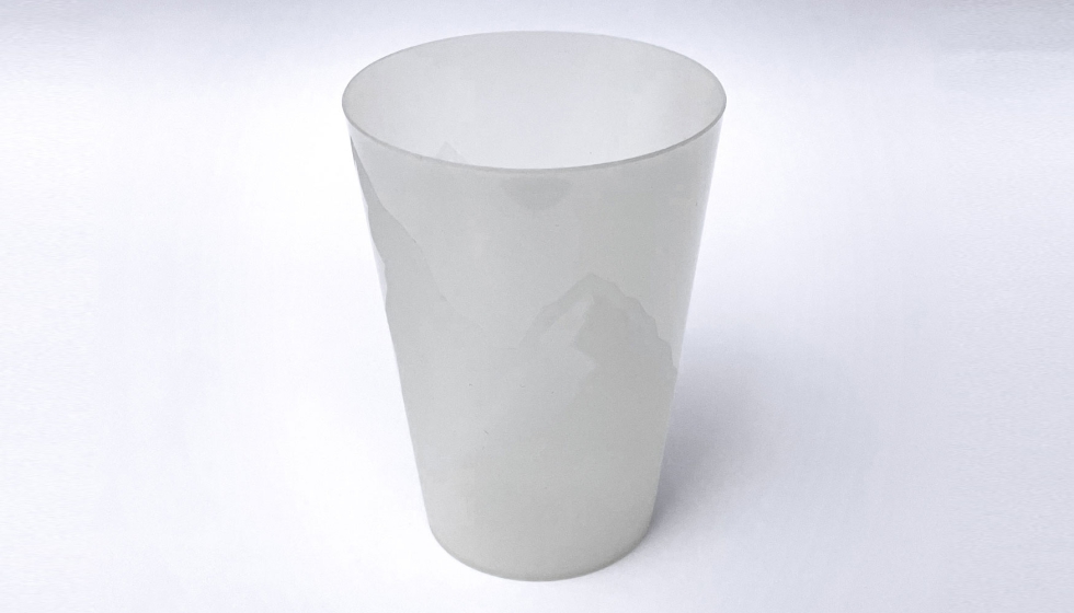 El vaso con un volumen de 0,33 l est fabricado con un polmero 100% vegetal