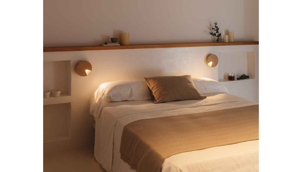Dots situados a ambos lados de la cama, para aportar una iluminacin funcional al dormitorio