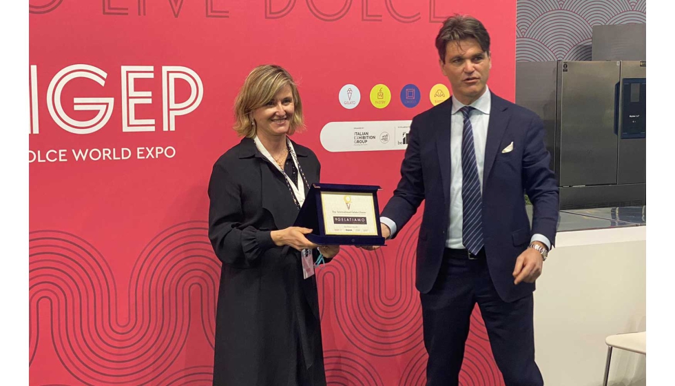 La gerente de Gelatiamo, Ana Martn, recogiendo el premio de la Feria internacional de la SIGEP en Rimini